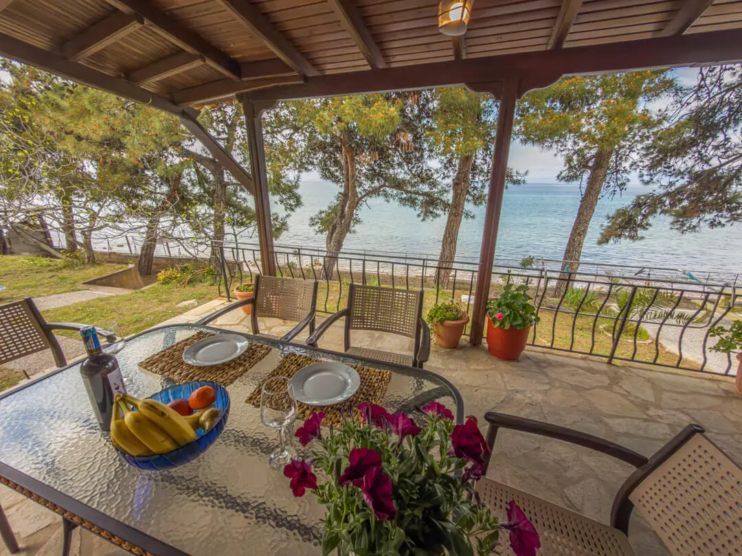 pine beach house outdoor living room